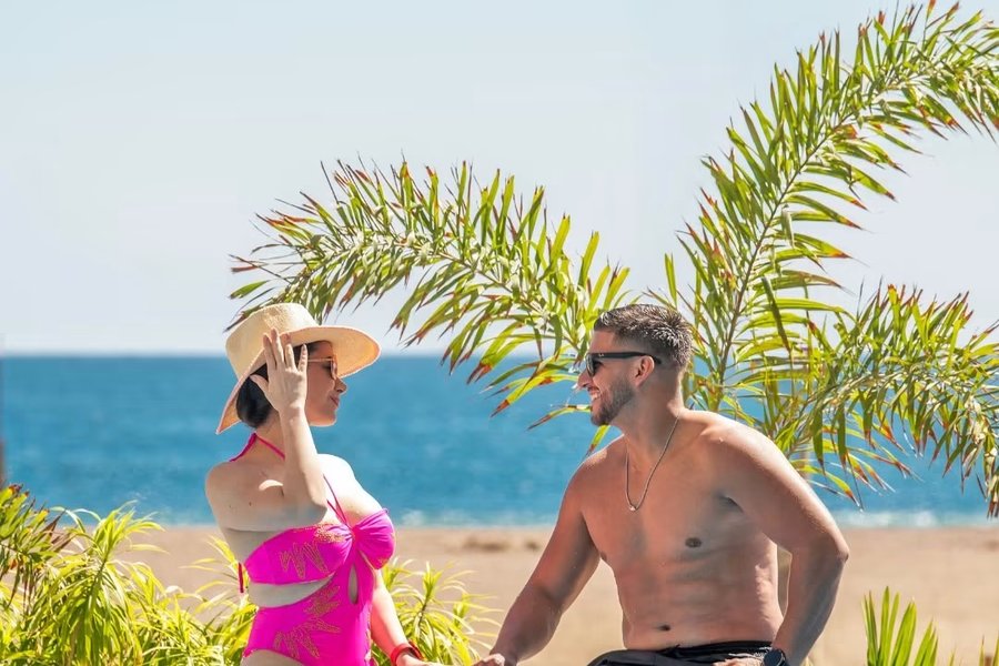 Couple relaxing in the beachfront infinity pool at Clarita's, Jacó