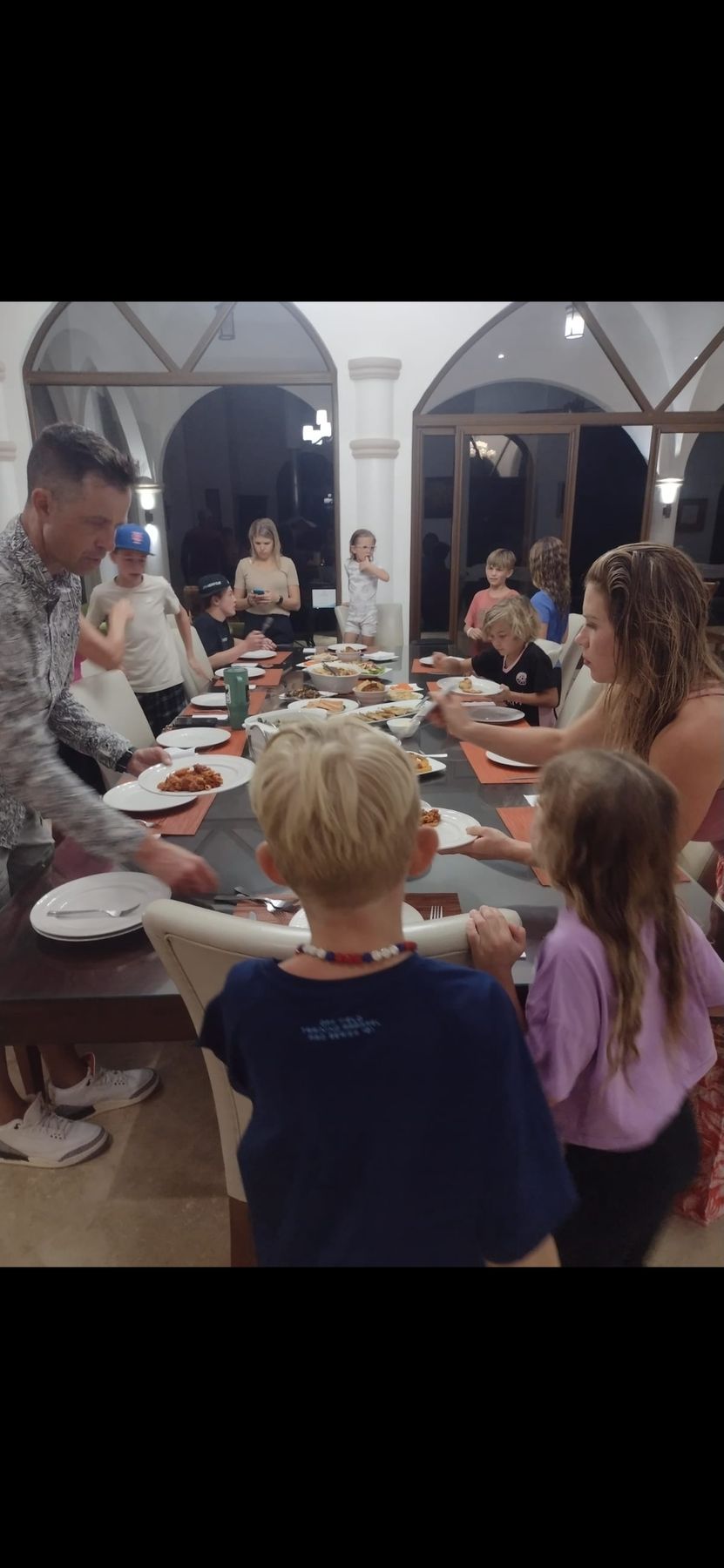 A family dinner served by a private chef in Jaco Beach