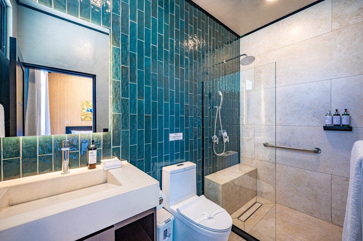 Casa VIP 2 — 15-bedroom beachfront estate in Jacó Beach, estate and pool from above