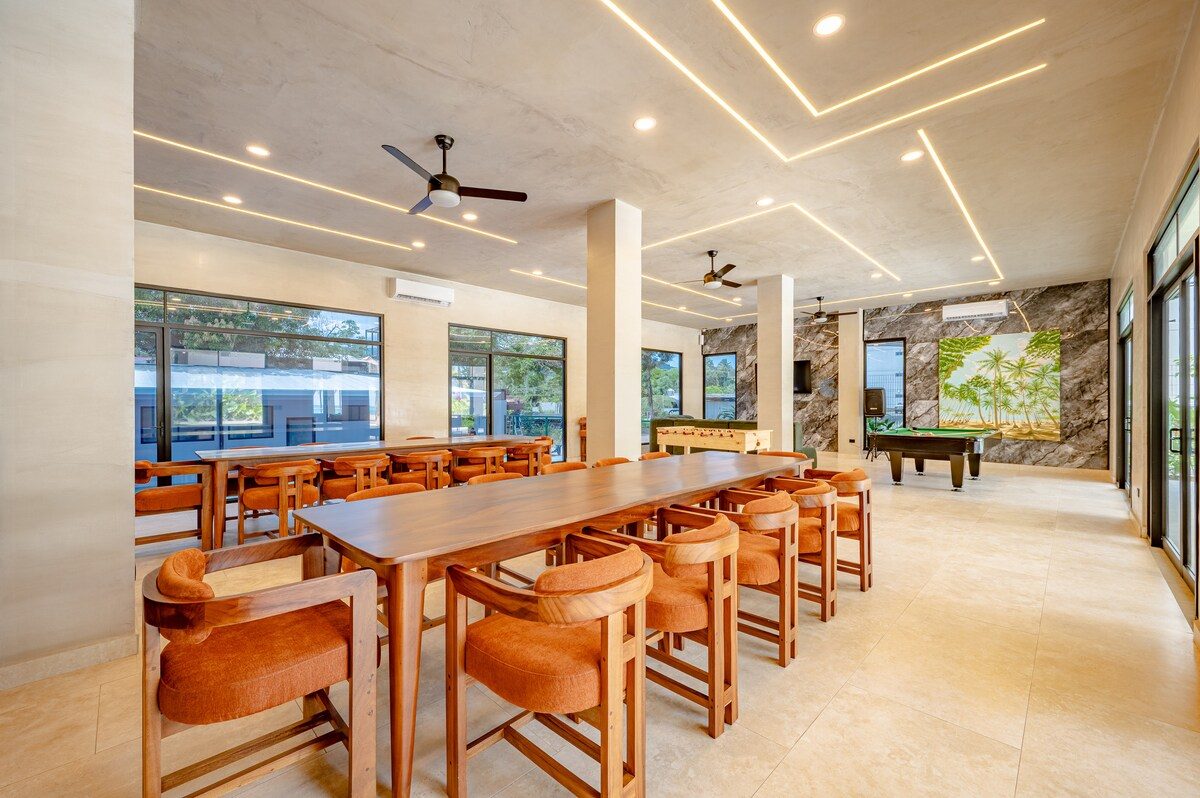 Casa VIP 2 — 15-bedroom beachfront estate in Jacó Beach, dining area with bar
