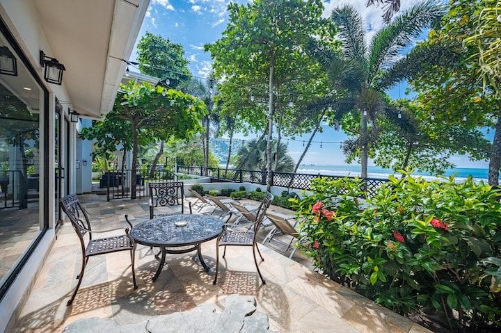 Casa VIP 6 — 11-bedroom beachfront villa in Jacó Beach, pool and outdoor living area
