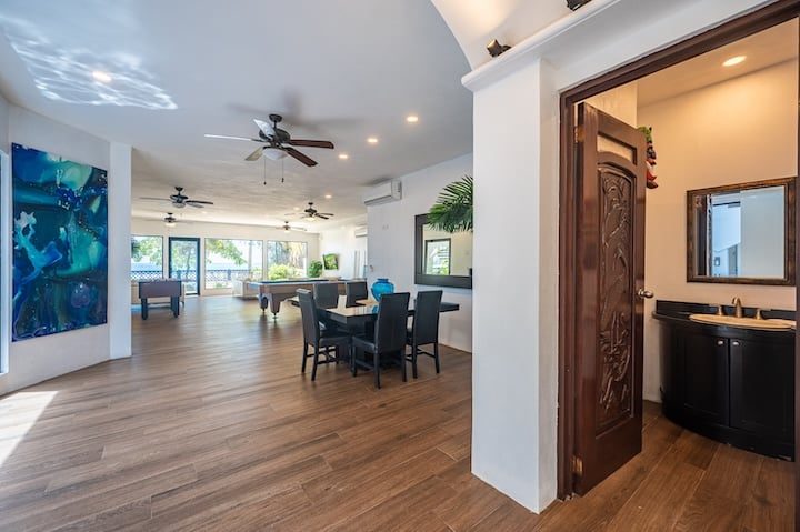 Casa VIP 6 — 11-bedroom beachfront villa in Jacó Beach, games lounge with pool table and bar