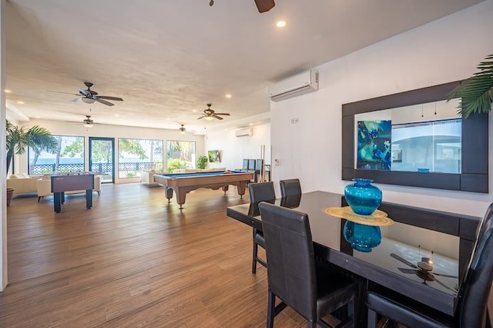 Casa VIP 6 — 11-bedroom beachfront villa in Jacó Beach, foosball and games area