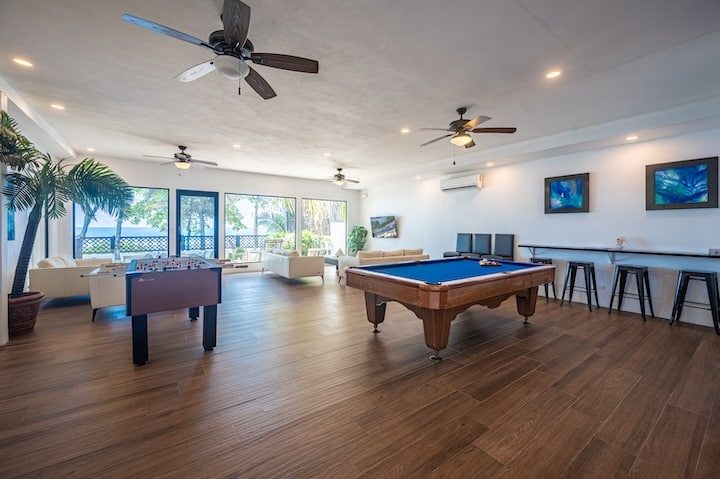 Casa VIP 6 — 11-bedroom beachfront villa in Jacó Beach, indoor entertainment lounge