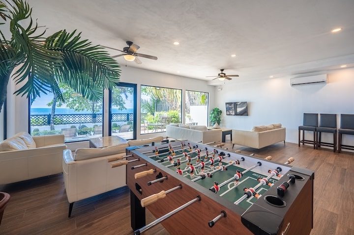 Casa VIP 6 — 11-bedroom beachfront villa in Jacó Beach, bar and lounge seating