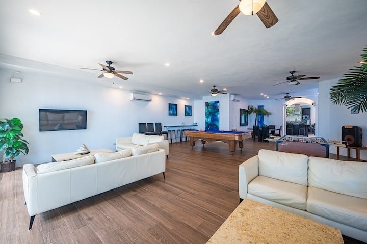 Casa VIP 6 — 11-bedroom beachfront villa in Jacó Beach, living and games space