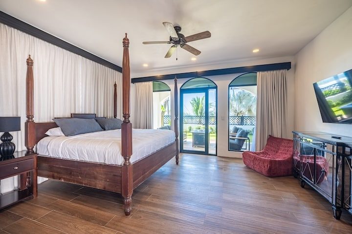 Casa VIP 6 — 11-bedroom beachfront villa in Jacó Beach, oversized bedroom with ocean view