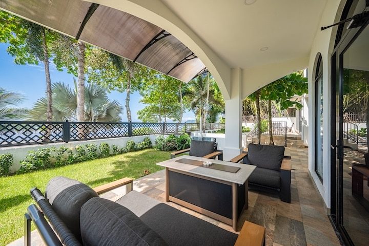 Casa VIP 6 — 11-bedroom beachfront villa in Jacó Beach, covered beachfront lounge