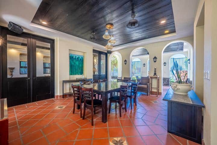 Casa VIP 7 — 9-bedroom beachfront villa in Jacó Beach, open living space by the courtyard
