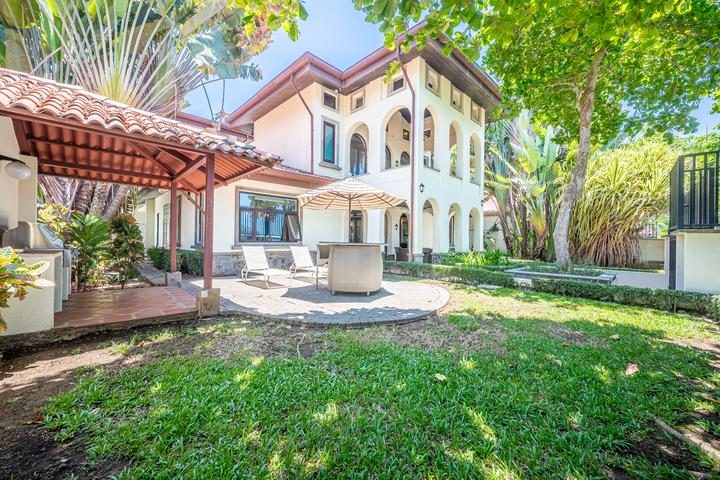 Casa VIP 7 — 9-bedroom beachfront villa in Jacó Beach, bright interior hallway