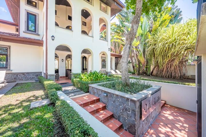 Casa VIP 7 — 9-bedroom beachfront villa in Jacó Beach, lounge with courtyard view