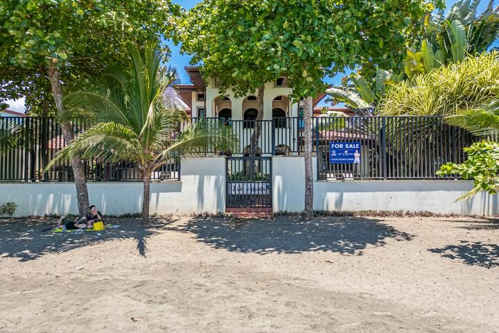 Casa VIP 7 — 9-bedroom beachfront villa in Jacó Beach, direct beach access at the property