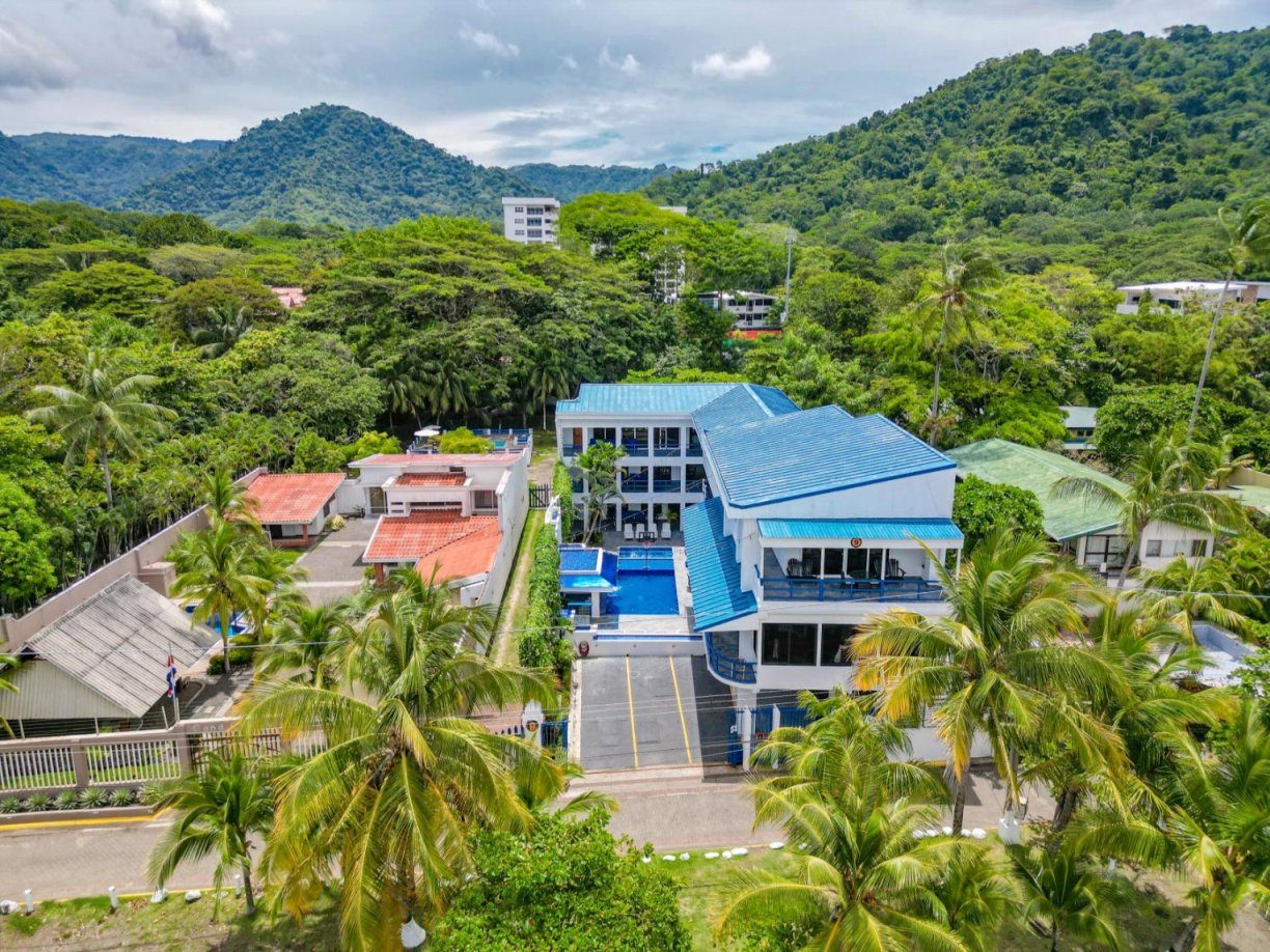 Casa VIP 9 — 17-suite beachfront villa in Jacó Beach, luxury suite, pool area or villa grounds