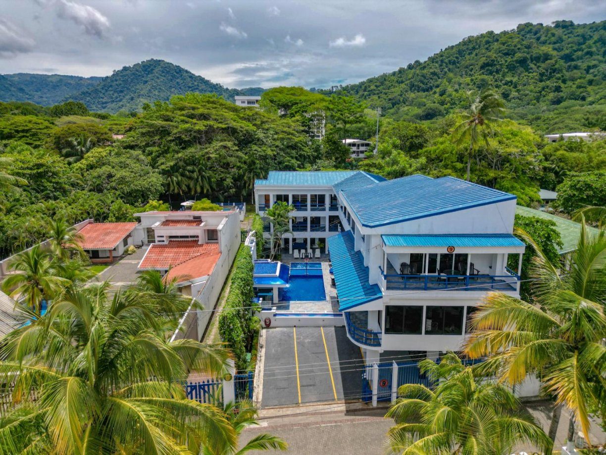 Casa VIP 9 — 17-suite beachfront villa in Jacó Beach, luxury suite, pool area or villa grounds
