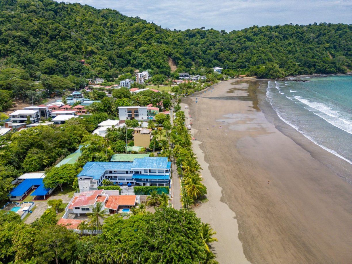 Casa VIP 9 — 17-suite beachfront villa in Jacó Beach, luxury suite, pool area or villa grounds