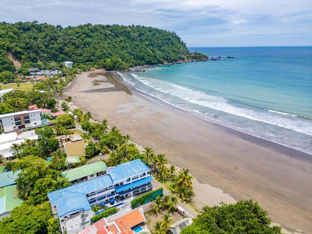 Casa VIP 9 — 17-suite beachfront villa in Jacó Beach, luxury suite, pool area or villa grounds