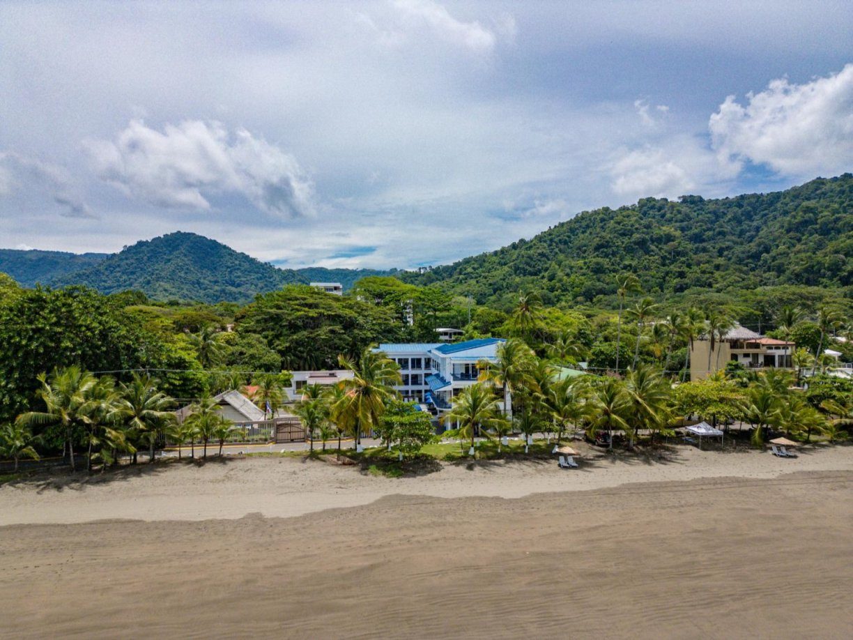 Casa VIP 9 — 17-suite beachfront villa in Jacó Beach, luxury suite, pool area or villa grounds