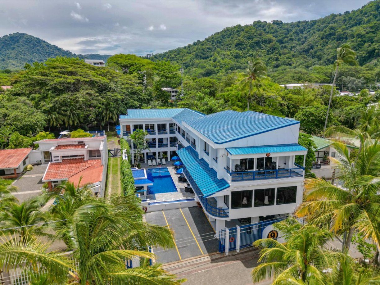 Casa VIP 9 — 17-suite beachfront villa in Jacó Beach, luxury suite, pool area or villa grounds