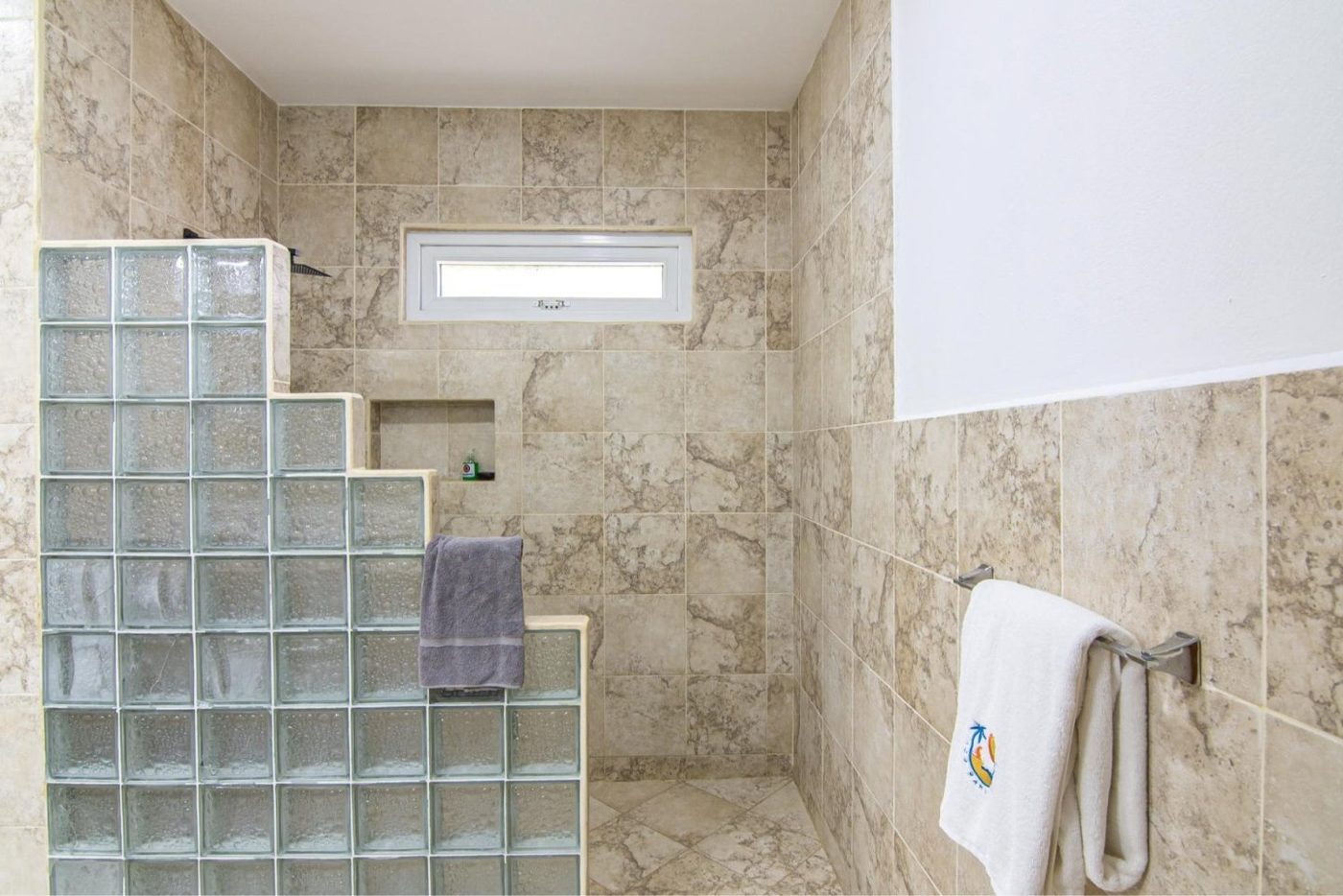 Casa VIP 9 — 17-suite beachfront villa in Jacó Beach, luxury suite, pool area or villa grounds